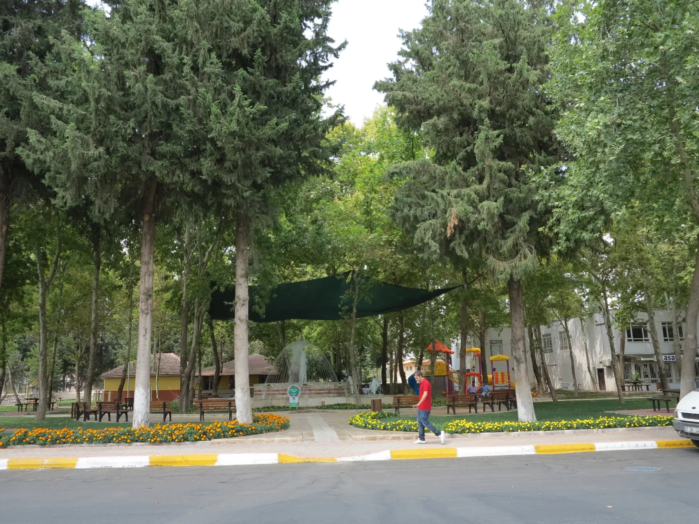 Varsak'ta ağaçlarla çevrili park ve çeşme